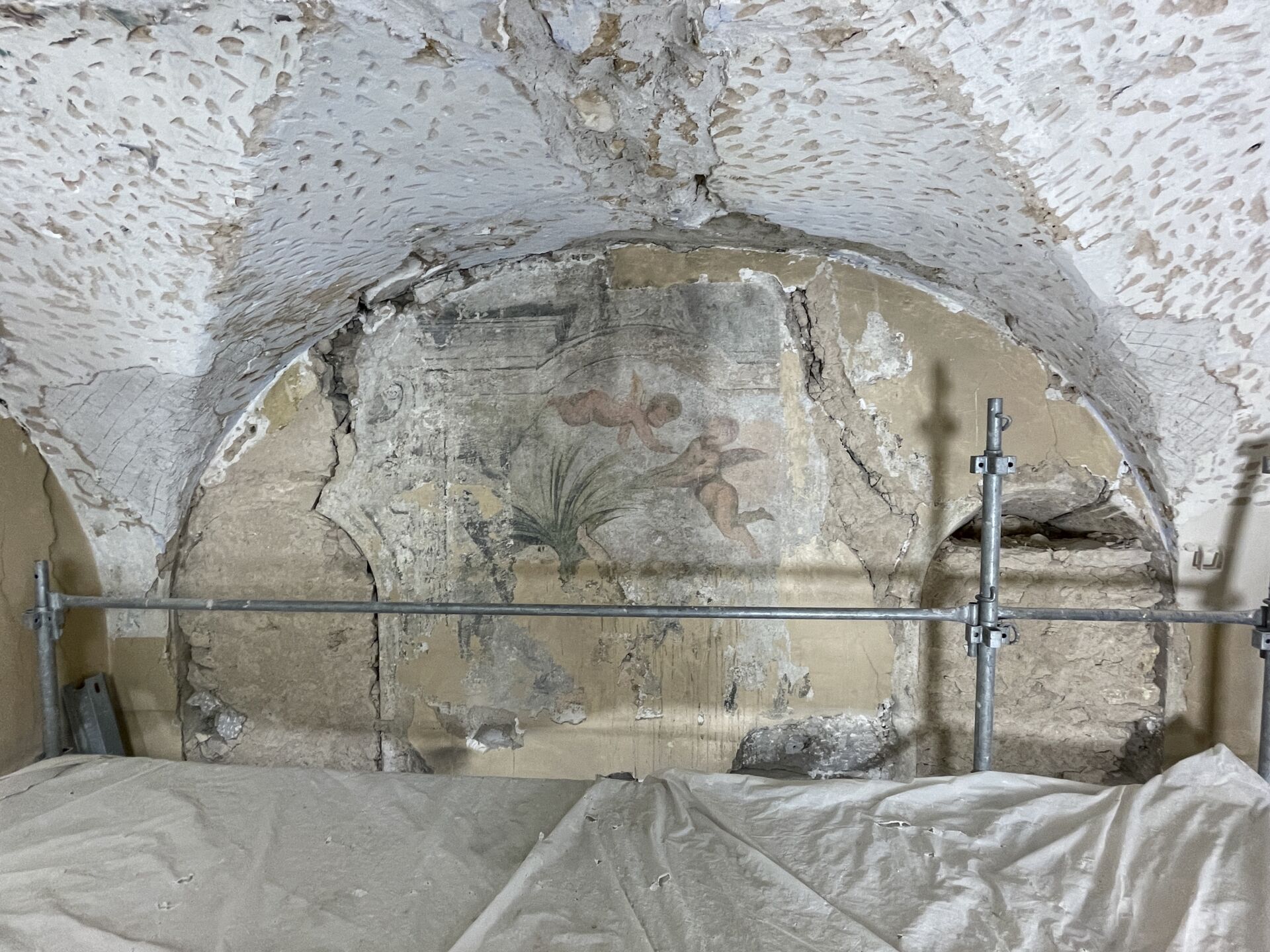 Phase de dégagement des décors sur le chantier de conservation restauration d'In Situ Conservation. Remise au jour des peintures murales du XVIIe siècle de l'ancienne église des Visitandines à Villefranche sur Saône.